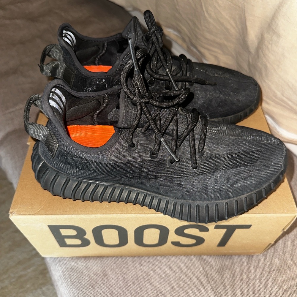 Yeezy Boost 350 V2 - Size 5.5